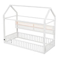 **Lit enfant en bois blanc avec design en maison et barrieres de protection**